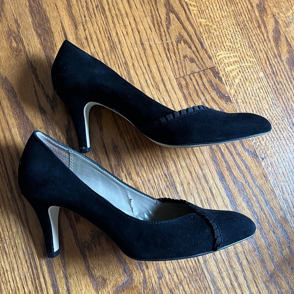 ▪️LIZ CLAIBORNE: Women’s 6.5, black suede pointed w/ruffle accent pumps▪️ - Picture 8 of 15